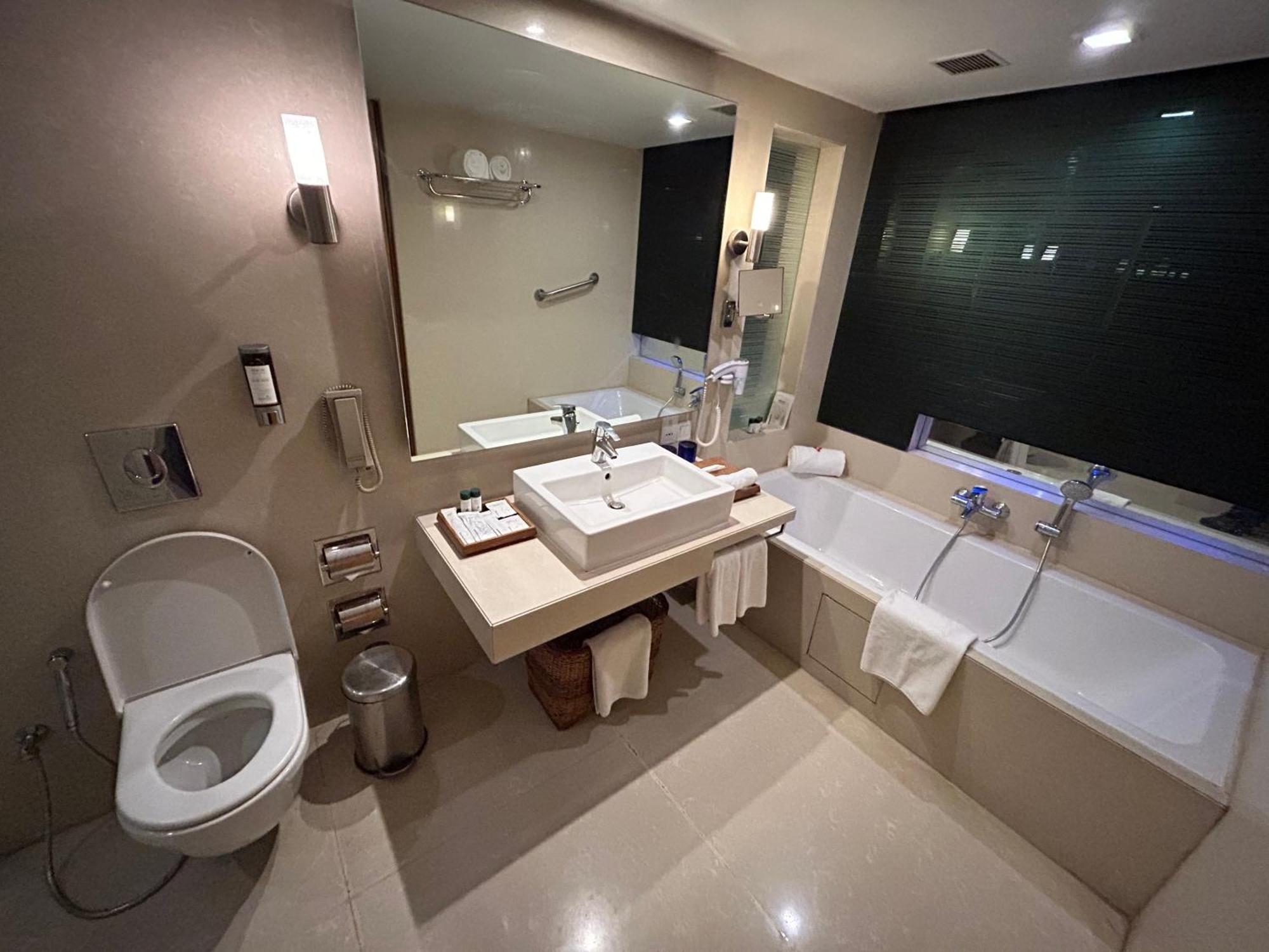 Fortune Select Sg Highway, Ahmedabad - Member Itc Hotels' Group المظهر الخارجي الصورة