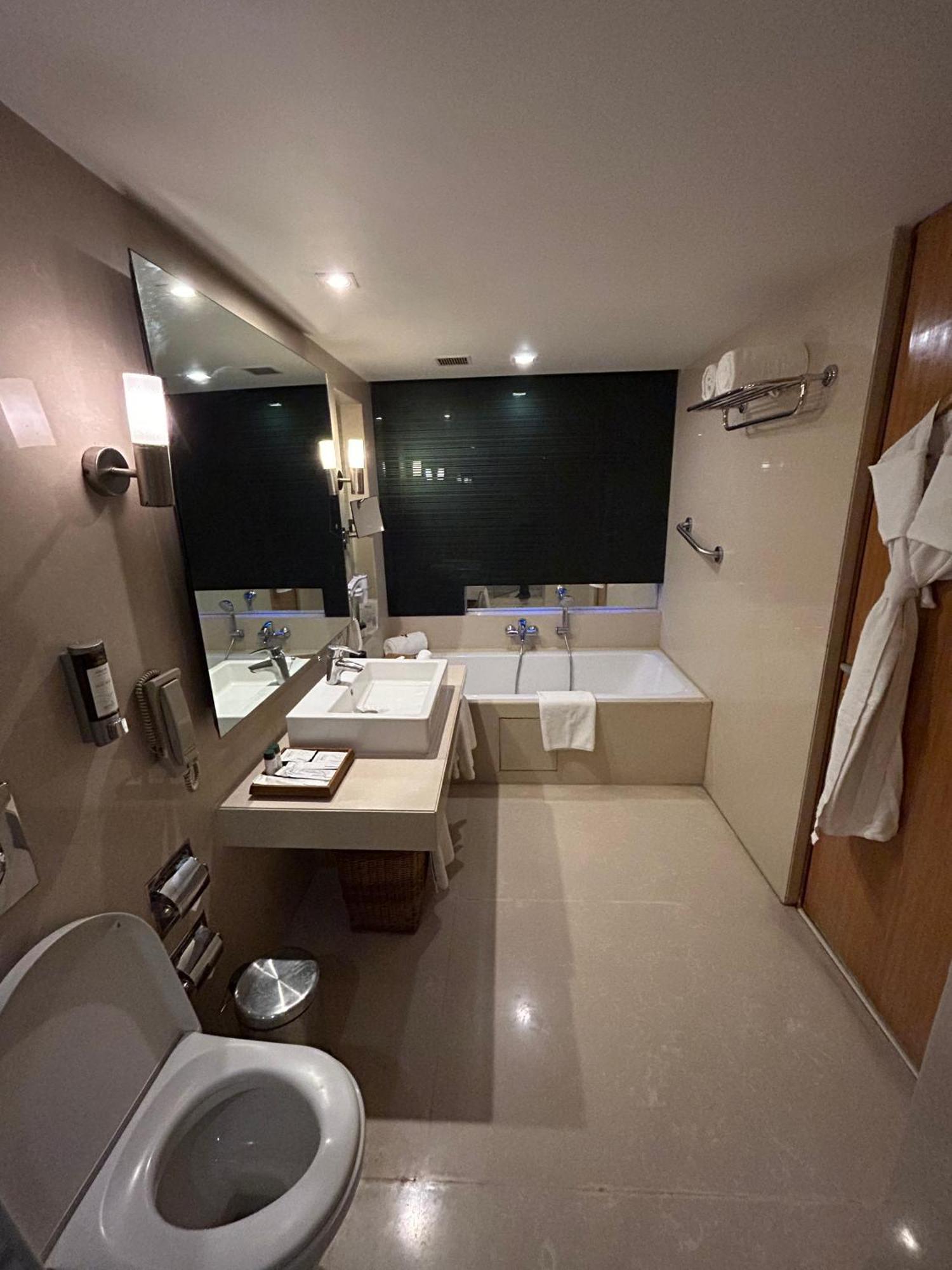 Fortune Select Sg Highway, Ahmedabad - Member Itc Hotels' Group المظهر الخارجي الصورة
